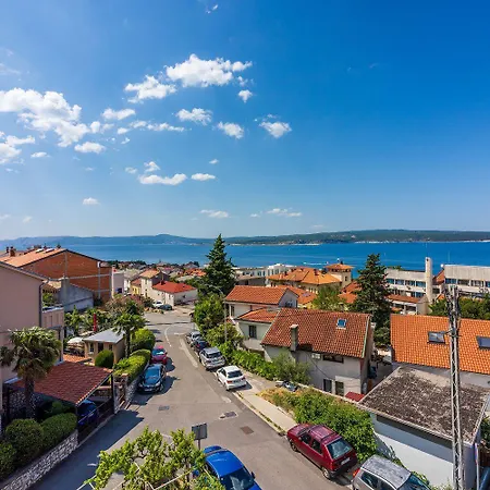 Komfortables Nur 250 Meter Zum Sandstrand Mit Privater Dachterrasse Und Meerblick Crikvenica